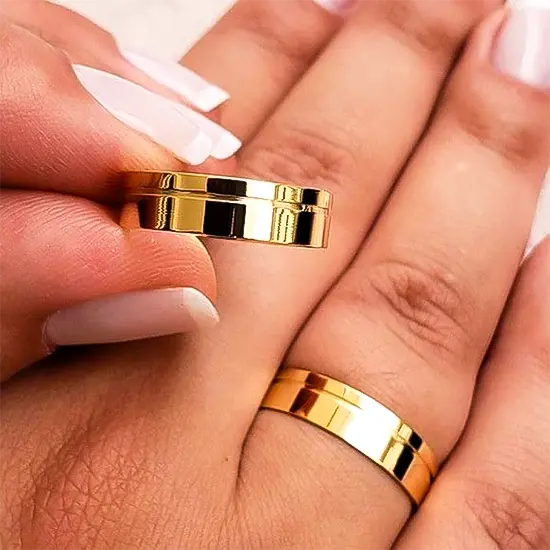 PAR DE ALIANÇAS DE OURO 18K RETA COM FRISO LATERAL 5MM 6G