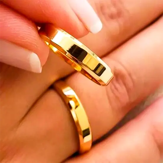PAR DE ALIANÇAS DE OURO 18K RETA CHANFRADA 4MM 6G