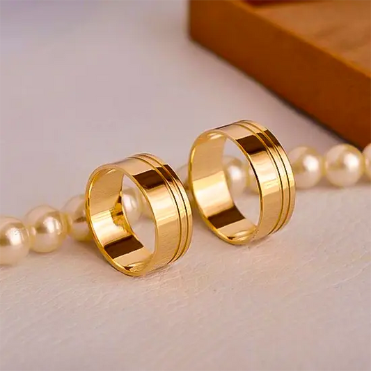 PAR DE ALIANÇAS DE OURO 18K RETA COM 2 FRISOS LATERAIS 7MM 10G