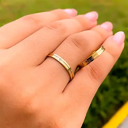 PAR DE ALIANÇAS DE OURO 18K RETA COM FRISO NO MEIO 3MM 3G