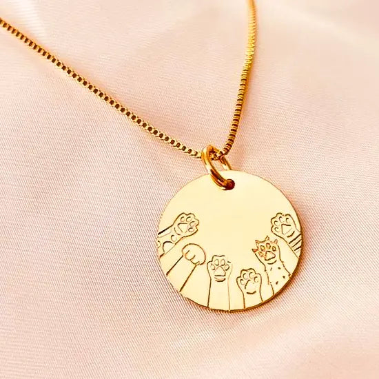 PINGENTE MEDALHA PATINHAS UNIDAS  EM OURO 18K