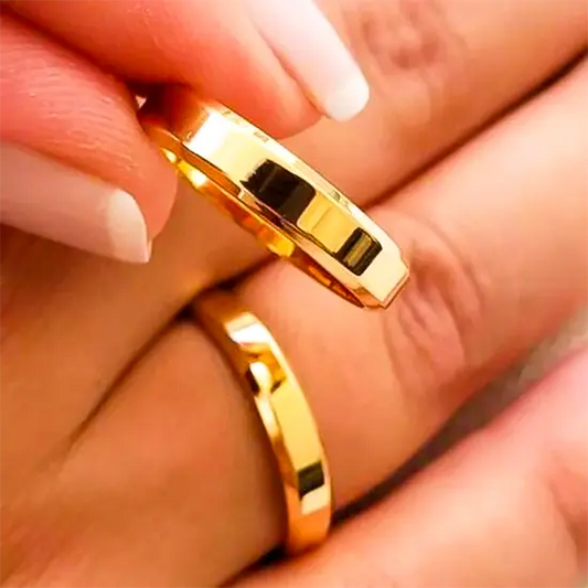 PAR DE ALIANÇAS DE OURO 18K RETA CHANFRADA 4MM 6G